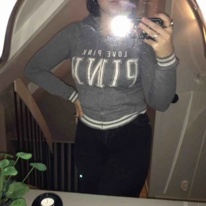  - Grå och tajt kofta från Pink. Storlek XS och ganska använd. Kontakta om du är intresserad.