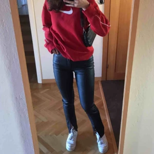  - Supersnygga skinbyxor från hm som tyvärr är för stora :/ superbra material och har en slits längst ner. Passar den som är ca 165-170. 