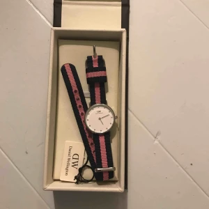  - Daniel Wellington klocka med litet ur, bandet går att byta. Kristall stenar i uret. Funkar utmärkt. Uret är 25 mm