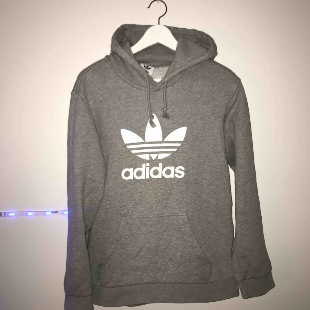Grå Adidas hoodie till salu! Köpt på Zalando för 549kr och är använd 3-4 gånger, mycket bra skick. Frakten ingår i priset. Tröjor & Koftor.
