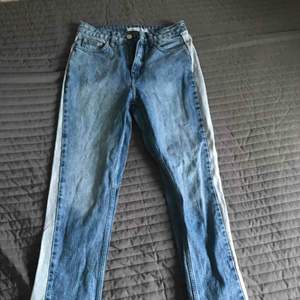 Nakd jeans, funkar bra till strlk 32 och 34,använda fåtal gånger 