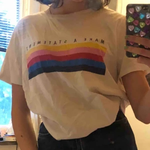  - superfin vit t-skift från gina tricot som ej går att köpa längre!🎀på lappen står det L men den passar mig perfekt, skulle uppskatta till S. möts upp i stockholm annars delar vi på frakten💗