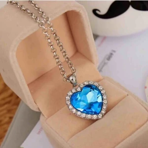  - VINTAGE MEGA FYND ENASTÅENDE KRISTALL HALSBAND MED BLÅ HJÄRTFORMAD GLASKRISTALL    TOPPSKICK BLANKA BJUDER PÅ PORTOT 