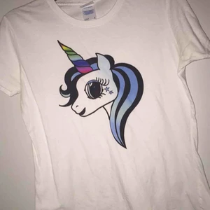 T-shirt. - Liten i storleken