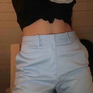  - Säljer dessa snygga ljusblåa kostymbyxorna från hm. Väldigt töjbara och sköna. Passar perfekt till värmen. Nypris 200kr. Köparen står för frakt. 