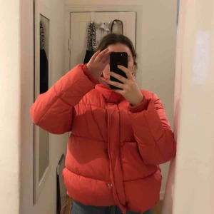  - Rosa/orange jacka som e varm och skön!!! Inköpspris 500 aldrig använd! Strl s 