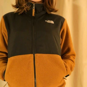  - Varm och trendig kofta från The North Face. Verkligen en super praktisk kofta som även kan användas som en jacka. Står att den är i XL men skulle säga att den passar mer en M/L. I väldigt bra skick. Köparen står för frakten