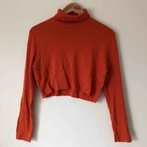  - Orange avklippt polo. Köpt second hand. Står 40 men upplevs som en 36/38. Kan mötas upp i Sthlm.