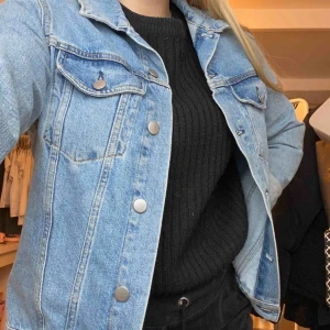 - Superfin jeansjacka från bik bok, den är använd 2-3 gånger förra sommaren men annars oanvänd!  Fråga ifall du har frågor, pris kan alltid diskuteras!❤️