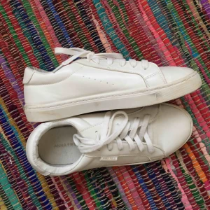  - Skorna använda endast en gång men eftersom det var på studenten har de några få märken som syns på bilderna. Annars bra skick