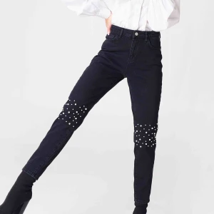 Momjeans - Supersnygga momjeans i nyskick. Använda max 5 gånger. Passar även en 32. Köpare står för frakt. 