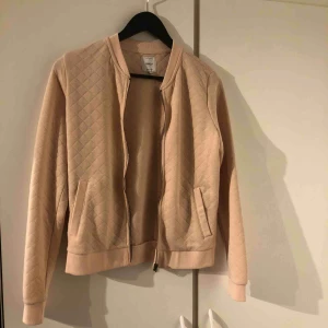  - En rosa kofta, aldrig använd. 