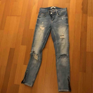  - Blåa slitna jeans