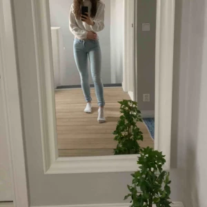  - Low waist hollister jeans, i en ljus fin nyans! Skicka för mer info!!