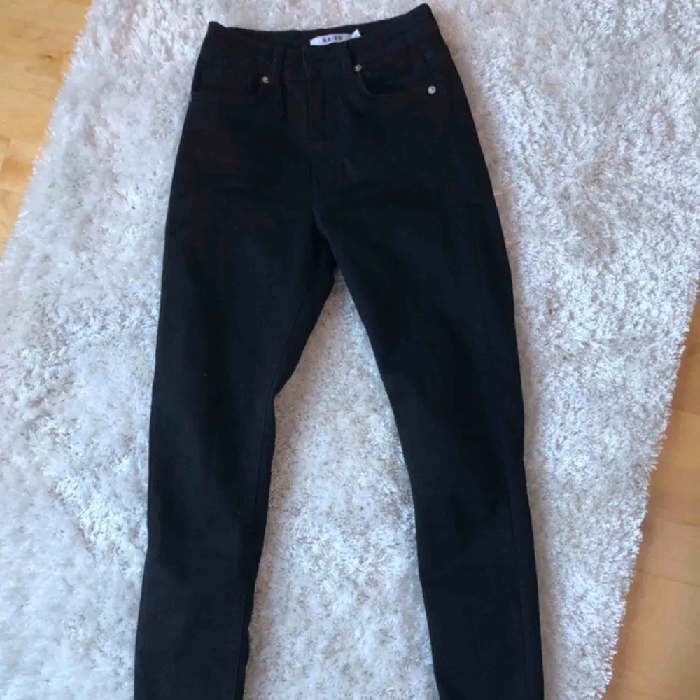 Jag säljer ett par högmidjade svarta jeans från NA-KD pågrund av att det är för små i storleken. Köptes för några månader sedan och använt ungefär 3 gånger. Nypris var 499kr och säljer för 250kr! Det är väldigt bra skick på dem! . Jeans & Byxor.