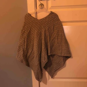  - Fin grå poncho i fint skick säljes för 80kr. Den är använd ett fåtal gånger. Inköpspris 350. Den sitter som en XS i storlek. Frakt tillkommer. 😜😍