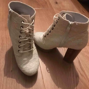  - Ett par jätte sköna höga vita skor. 