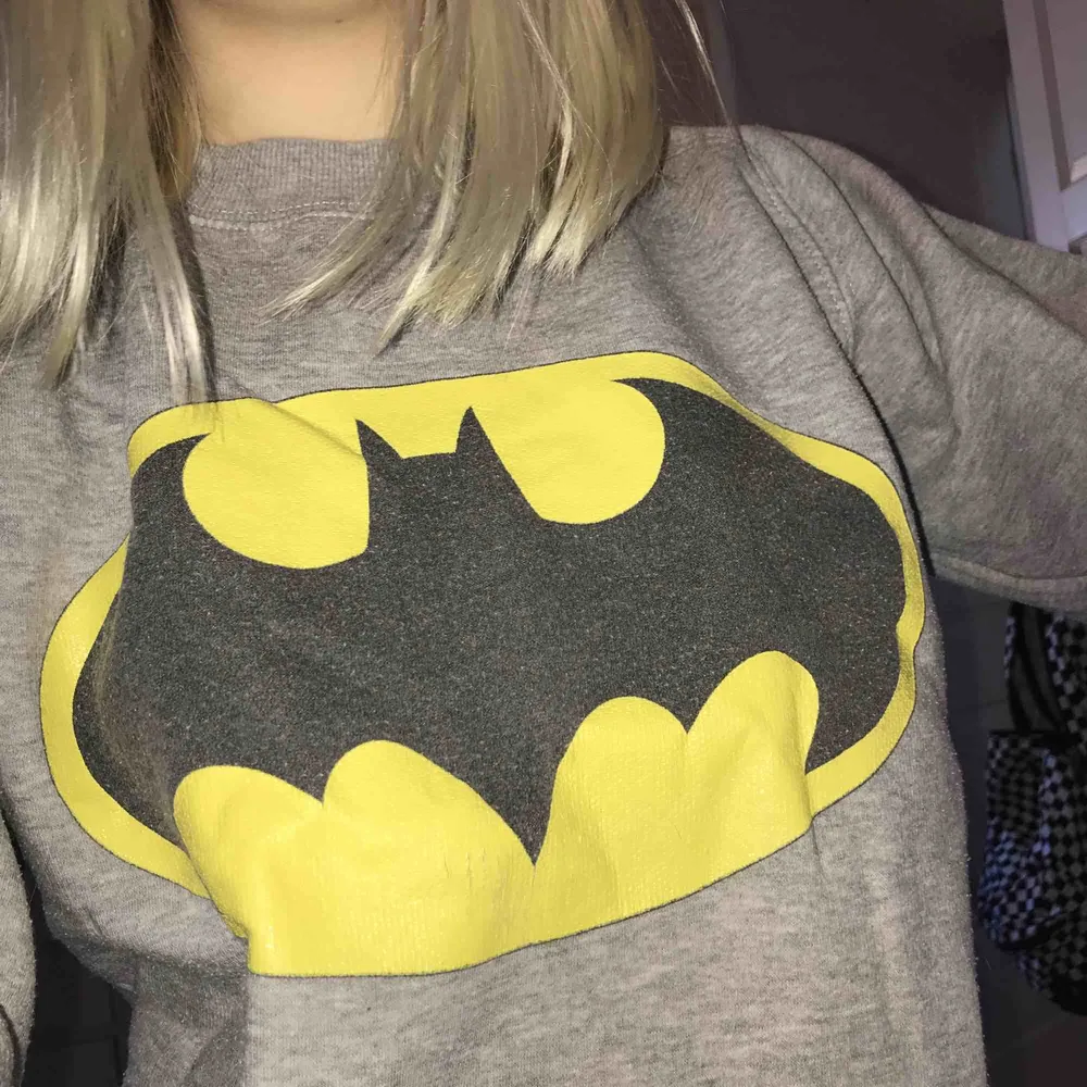 superfin batman sweater som jag aldrig använder längre, det står L på lappen men den är som en xs. Tröjor & Koftor.