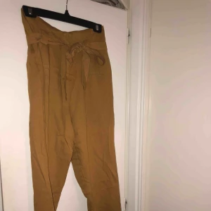  - Gul bruna byxor från Temt köpta i Australien i storlek 36. Aldrig använda