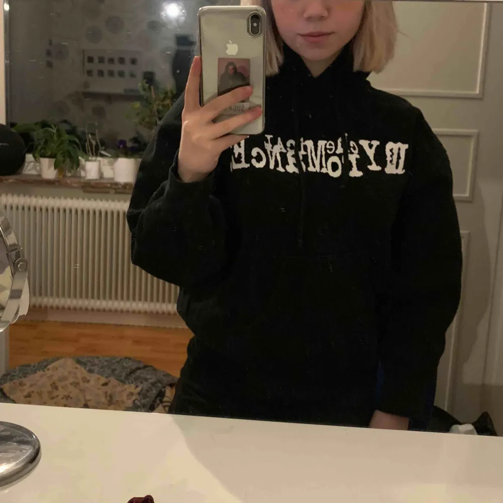 My Chemical Romance hoodie, står att den är i strl S men på mig sitter den som en L-XL. Köpte på tradera för några år sen. Sömmarna har gått upp vid båda armhålor. Köparen står för frakt men kan mötas upp i Karlskoga/Örebro. Hoodies.