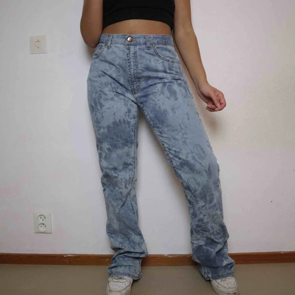 Omgjorda 90-tals jeans Storlek 29  Följ secondvintagesweden @ instagram för fri frakt  3 för 2 på allt  Pågrund av skola går jag och postar fredagar, lördagar och söndagar . Jeans & Byxor.