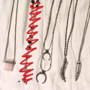  - Massa olika långa halsband i silver, 30 kr/st eller köp fler för paketpris! 💸 Finns i Kalmar men kan fraktas, meddela mig för mer info, bilder osv 💸