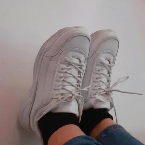 🦋200kr. 39.🦋 - Ett par vita dad Shoes💞. Har bara använt dom 3 gånger. Säljer på grund av att de är förstora för mig. Frakten blir 20kr😊💞