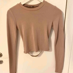  - Topp från Chiquelle med en väldigt snygg, öppen och detaljerad rygg! Endast använd 1 gång💗