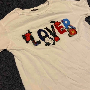 Snygg T-shirt  - T-shirt från Boohoo med massa snygga detaljer. Säljer för att den inte kommer till användning! 