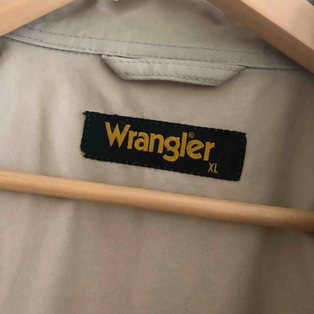 Äldre jacka från Wrangler - snygg med hoodie under - Kan hämtas i Uppsala eller skickas mot fraktkostnad . Jackor.