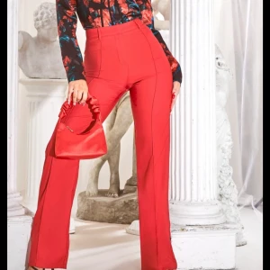 Röda kostymbyxor - dessa är helt nya byxor med prislapp som jag köpte här på plick men dom va tyvärr för små för mig :( passar någon som har XS-S i byxor