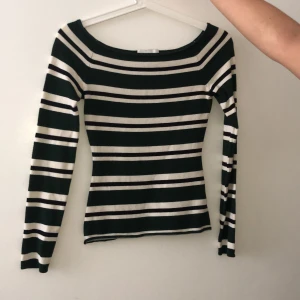 Topp - Randig offshoulder topp i grön vit. Skriv för fler bilder