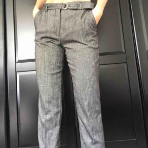  - Ett par mjukare kostymbyxor i melerad grå färg med ett skärp i midjan. Otroligt sköna men ordentliga och snygga! 🤍 hög/mellan i midjan