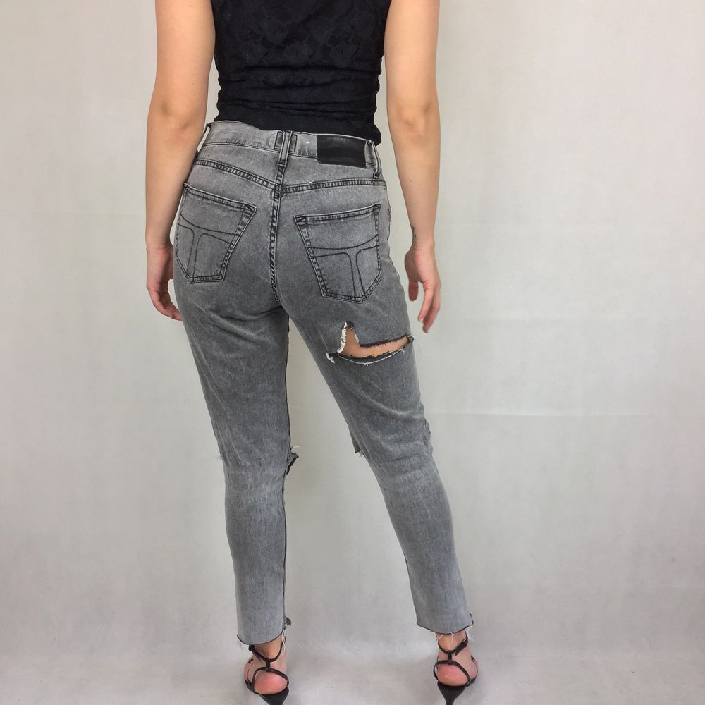 These badass high waisted thin jeans are from Tiger Of Sweden. In great condition! Handmade holes and ruffles at the bottom. Model use S for reference. No return nor refund. Free shipping. Waist 36cm Length (from the waist and down) 91cm. Jeans & Byxor.