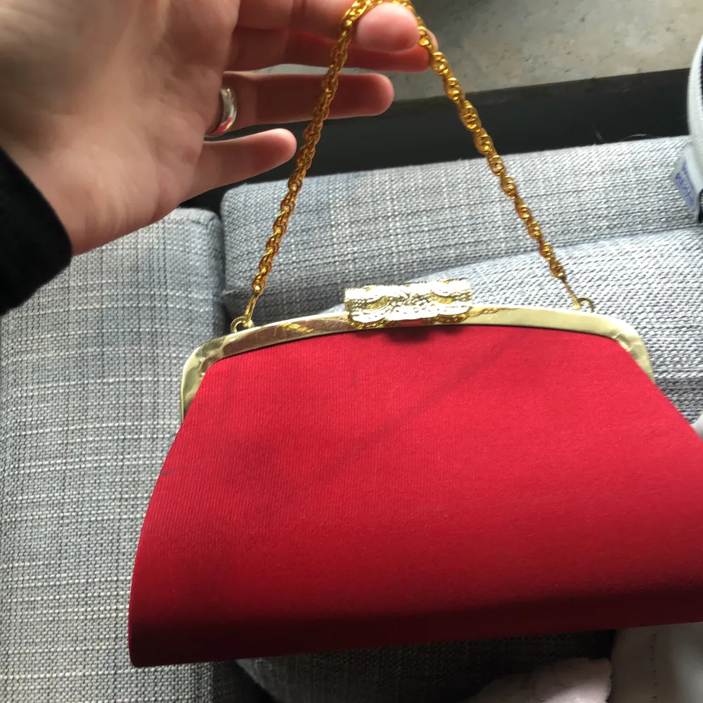 Jättefin elegant röd lite clutch/handbag, guldiga detaljer, verkligen superfin, bra skick bara lite sprucken i lädret inuti.. Väskor.