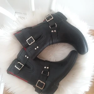 Skor / Gummistövlar - Skor i väldigt fint skick. Knappt använda. En finare modell av gummistövlar. Storlek 38.