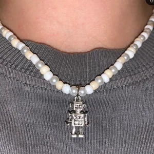 Halsband med robot  - Ett super fint pärlhalsband med en robot på🤖  60kr + frakt💞