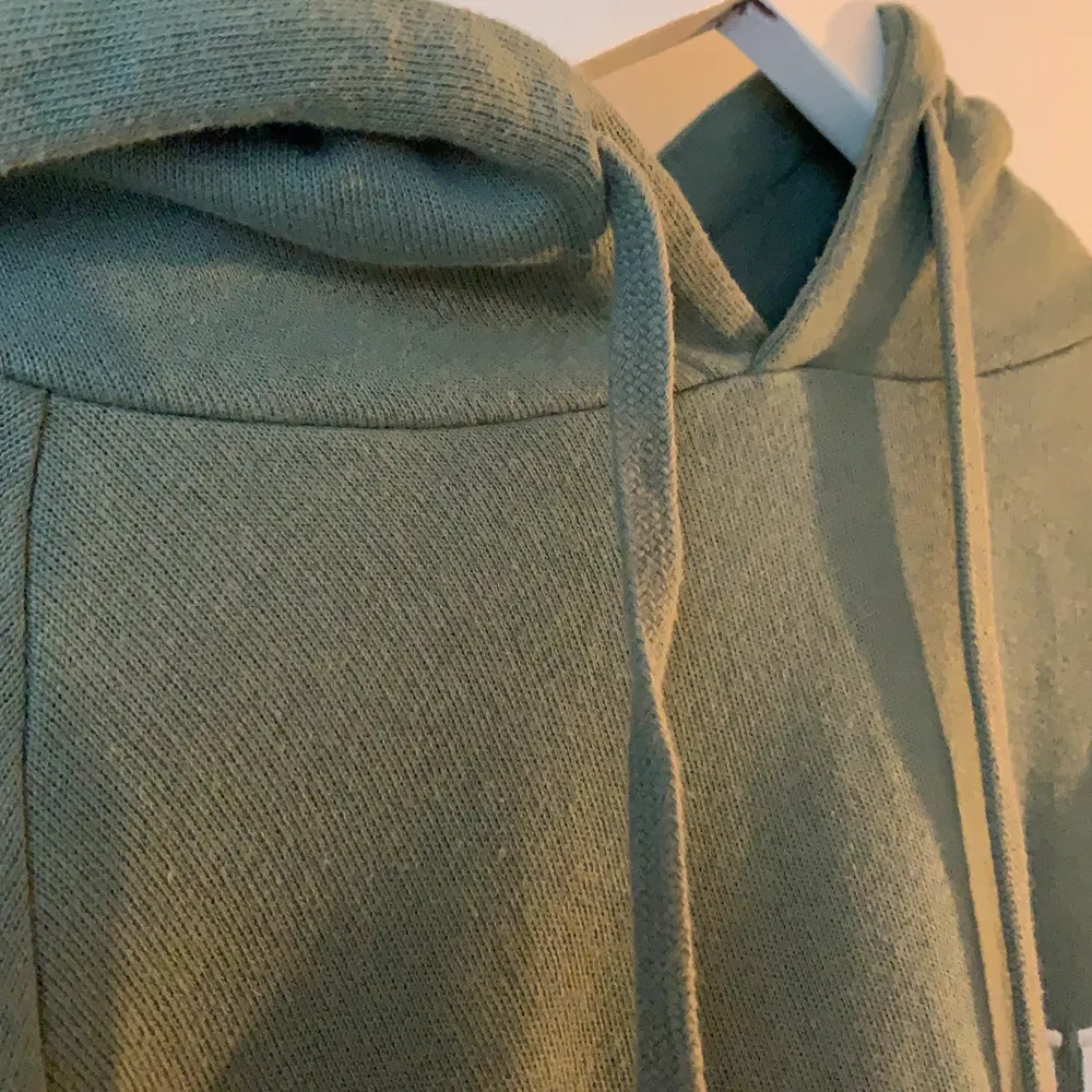 Militär grön super söt hoodie! Super bra skick använd endast fåtal gånger! . Tröjor & Koftor.