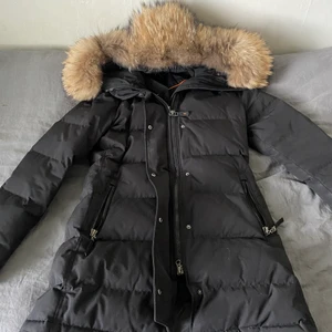 Vinterjacka hollies - Jackan är köpt vintern 2019,har hål i högra sidan av jackans ficka  men det är inget hål som gör att du tappar ut saker,resten är i bra skick,äkta päls (kan diskutera pris)