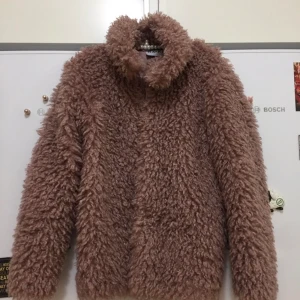 Fluffig jacka från Na-kd  -  Fluffig jacka endast provad från Na-kd  kan mötas eller skickas mot frakt