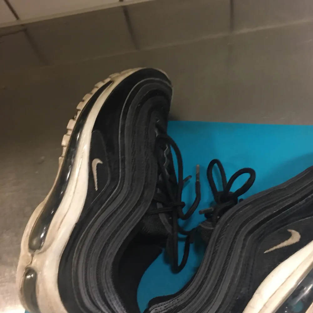 säljer mina air Max 97, har tyvärr använt de några gånger. Och har tyvärr inte lådan kvar. Köpte de för 2000kr, lägg en budget ❤️. Skor.