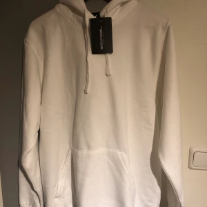 Vit hoodie  - Säljer denna vita oversize hoodien från Prettylittlething. Den är helt oanvänd och har prislapp oallt kvar!! Storlek S men som sagt så är det väldigt oversize. Kan frakta ifall köparen står för frakten och möts i Tc. Bud från 250 kr.
