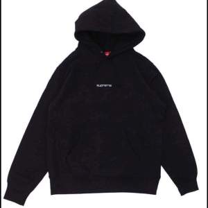 Fet supreme hoodie, säljs på StockX för 7100kr