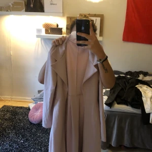 Trench coat - Från missäy, nypris 299kr, storlek M/L men sitter som en M. De tillkommer band runt midjan & den är ”babyrosa”💞💓