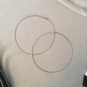 STORA örhängen - Gegantiska ringar att ha i öronen! Silvriga. 