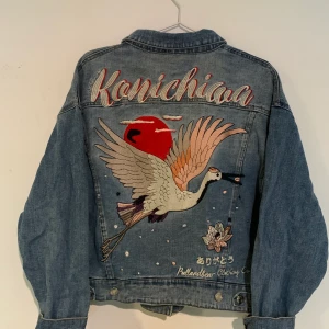 strl S  - Ursnygg jeans jacka med motiv från Pull&Bear. Knappt använd, bara legat ihopvikt i garderoben. 