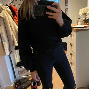 Superfin tröja - Superfin svart tröja med en lagom stor öppning i ryggen så inte bh:n syns och lite puffiga armar 🌸 100kr + frakt 📦 