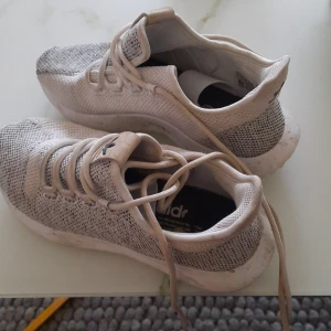 Adidas skor - Säljer mina addidasskor (ska tvätta dem) strl 36,5 