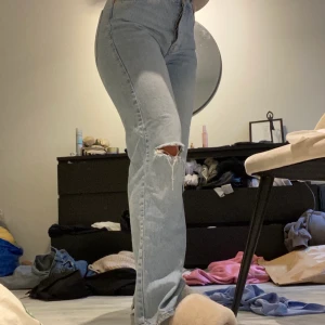 JEANS - Säljer dessa superfina jeans från Junkyard! Använd ca 2 gånger och i ett bra skick! Storlek 28. Har vanligtvis en 36 eller 38 i jeans. Frakt tillkommer💕