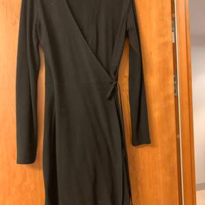 Omlottklänning i bomull svart höstklänning